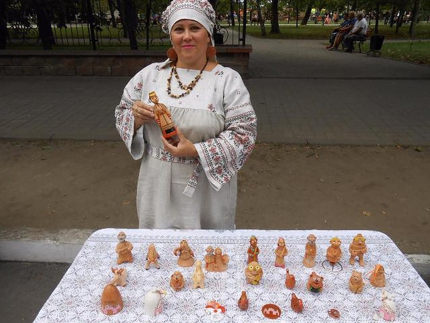 Мастерица и ее игрушки. Фото: Светлана КОЛЕСНИКОВА
