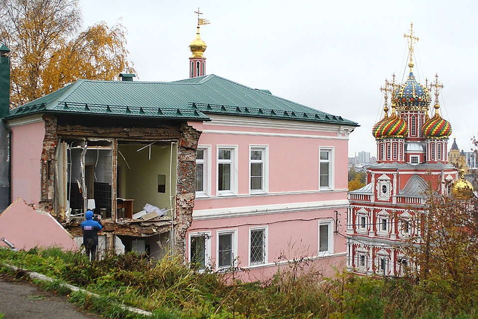 Все лето вокруг здания велись какие-то работы. Фото: Роман ИГНАТЬЕВ
