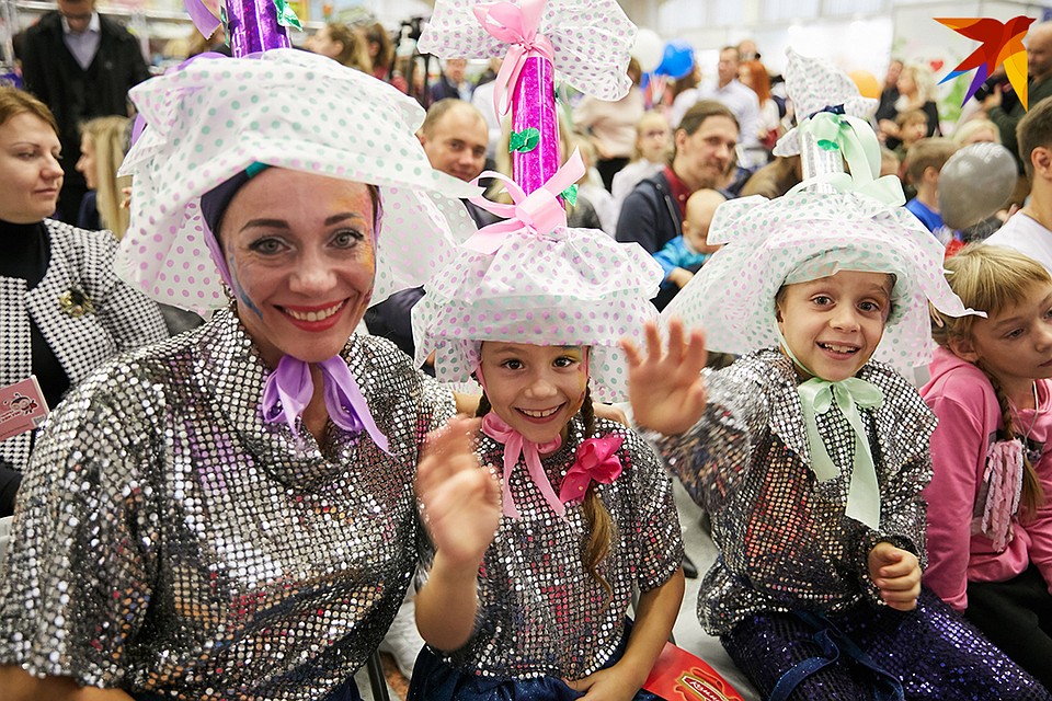 Татьяна Решетняк вместе с детьми Луизой и Аликом Хусиевыми сделали для фестиваля костюмы конфеток. Фото: Павел МАРТИНЧИК