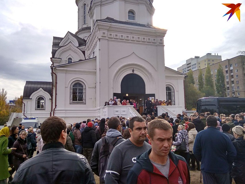 В храм смогли попасть около сотни человек, остальные ждут окончания отпевания на улице Фото: Екатерина Семенова