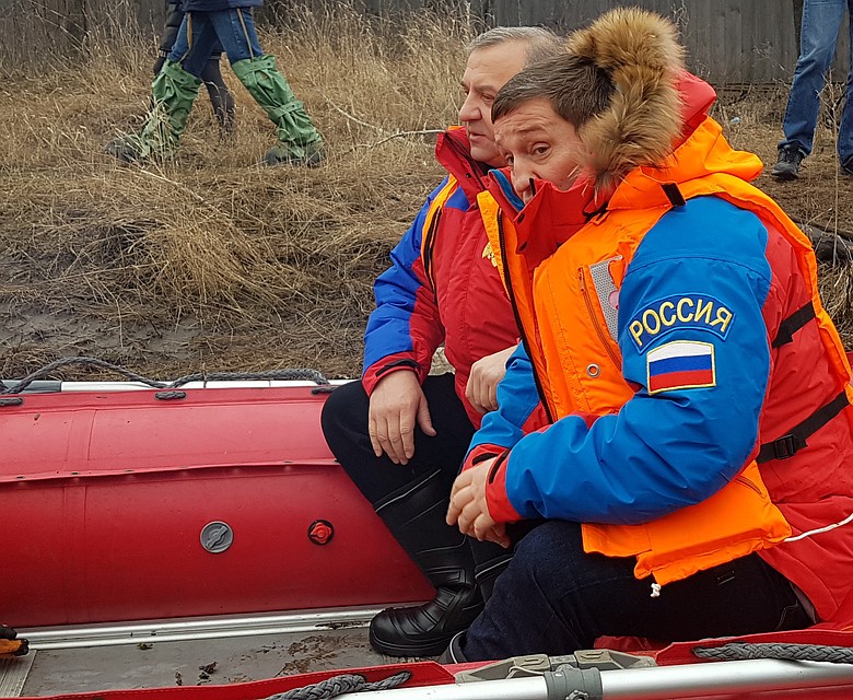 Губрнатор всегда на месте ЧП, если в области паводок, пожары и огненные шары. Фото: Екатерина СИМОХИНА
