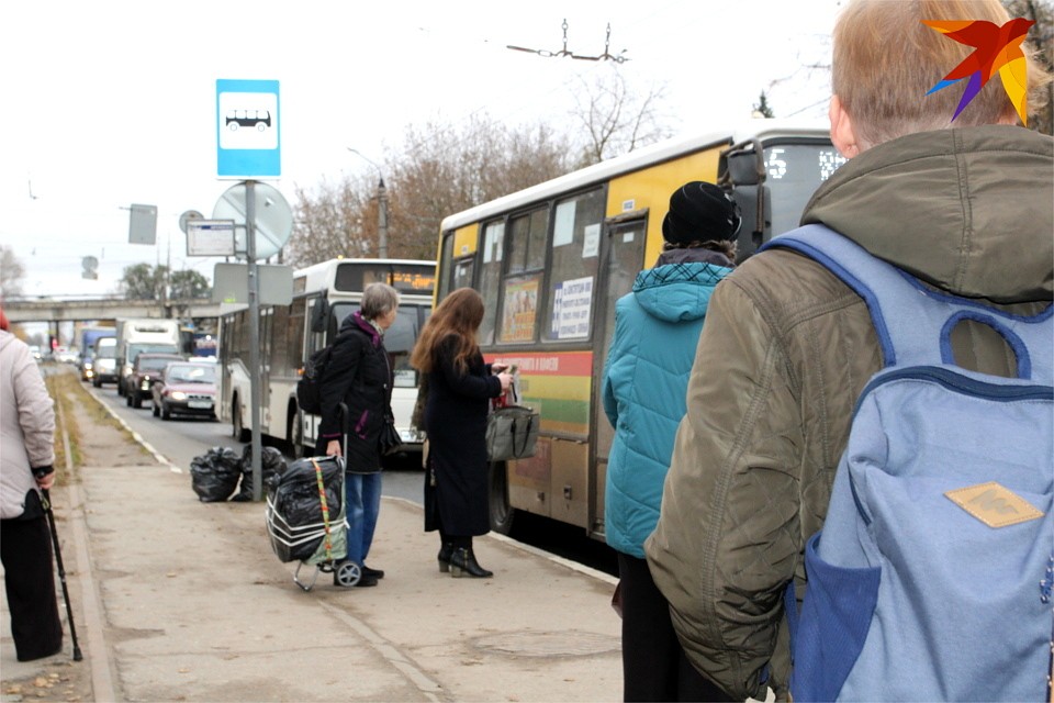 Даже не в час пик машины выстраиваются в очередь, тянущуюся до Волоколамского проспекта. Фото: Виктория ТУШКОВА