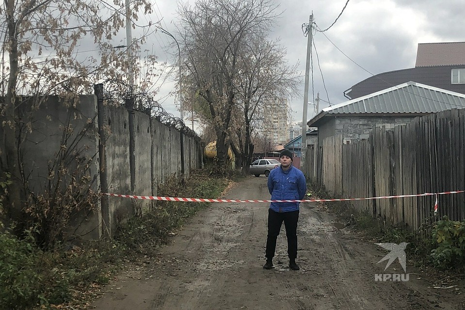 На месте преступления сейчас работают следователи