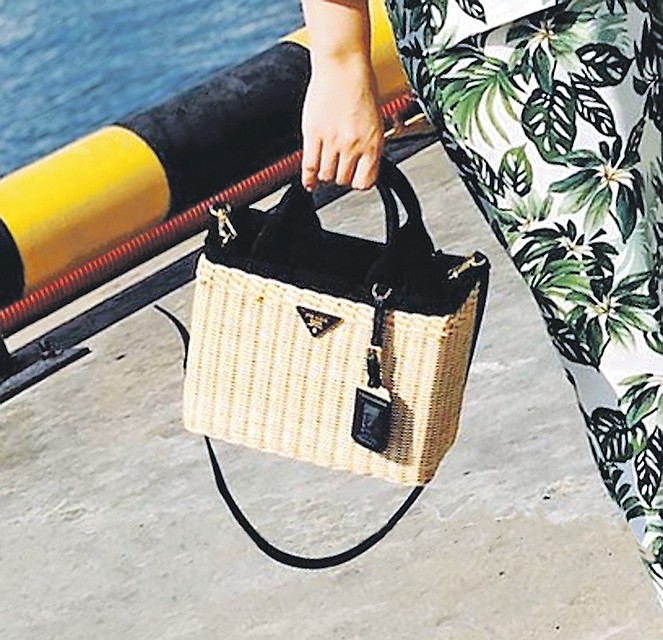 За соломенную сумку Prada Татьяна отдала около 100 тысяч рублей. Фото: instagram.com/bruhunova