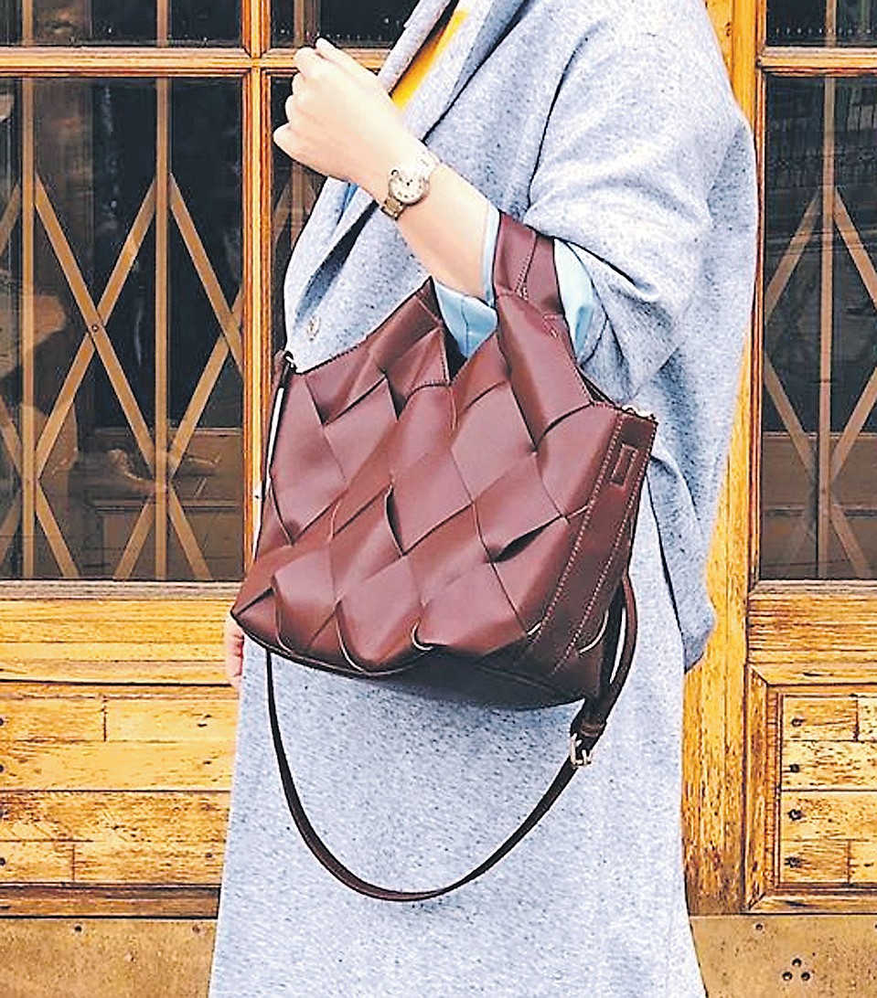 Сумочка от испанского бренда Loewe за 195 тысяч рублей. Фото: instagram.com/bruhunova