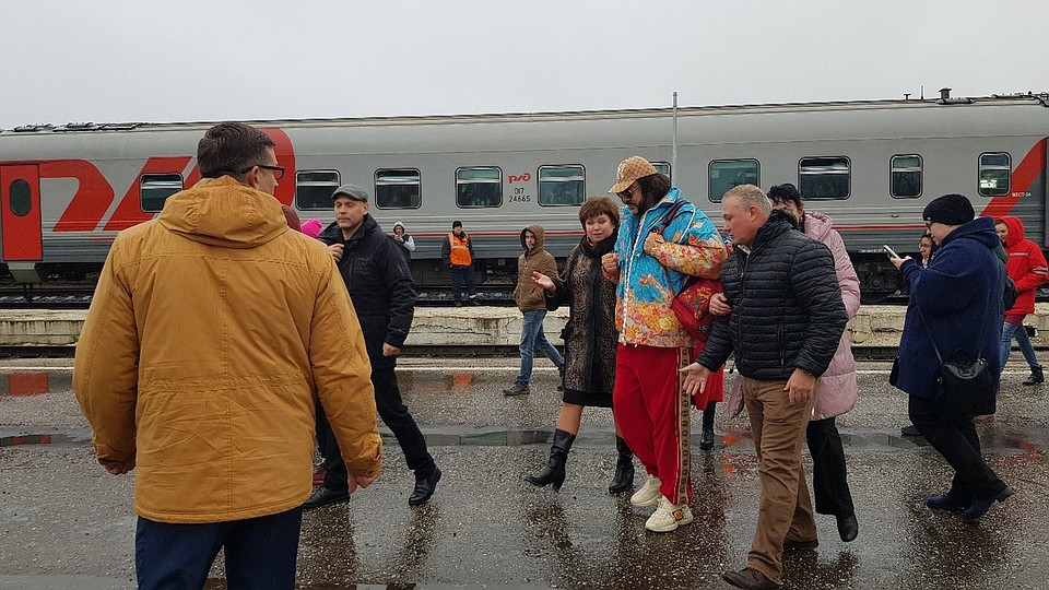 Фанаты уже делают снимки с королем эстрады. Фото Александры Бархатовой