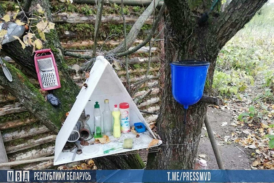 С помощью украденного имущества отшельник обустраивал свой быт. Фото: МВД.