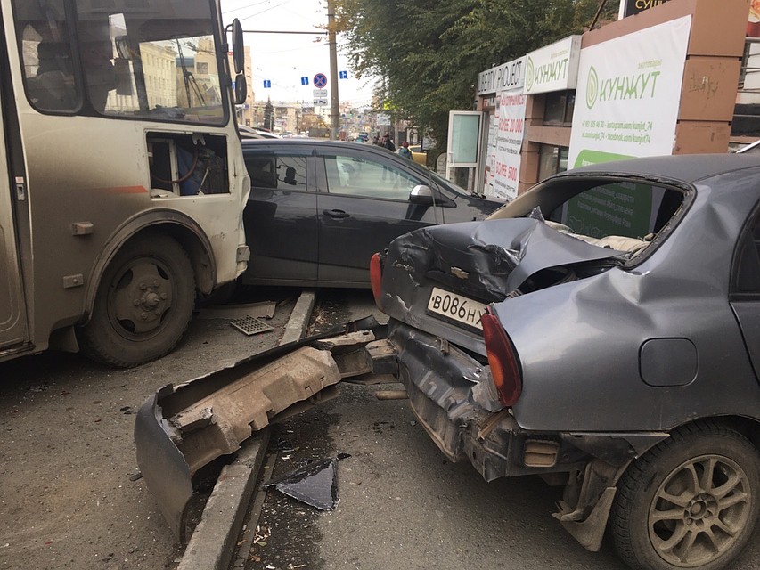 По словам очевидцев, у маршрутки отказали тормоза Фото: Валентина ВАГАНОВА