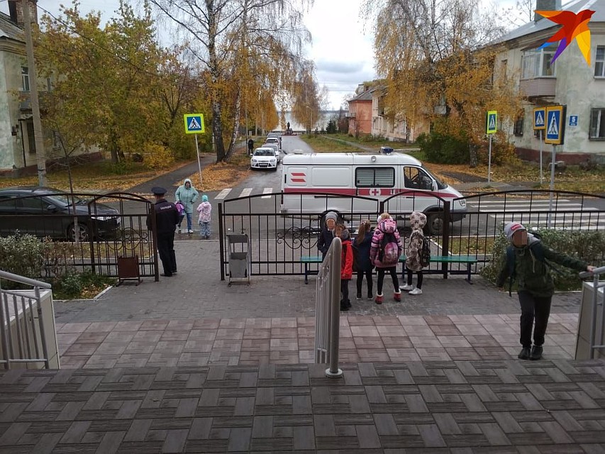 После ЧП уроки отменили, детей распустили по домам. Фото: Алена МАРТЫНОВА