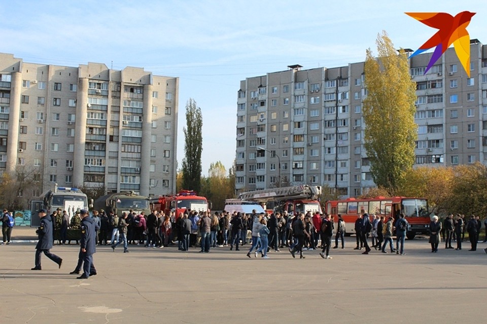 На празднике собрались ветераны военной службы, ребята, только что отслужившие, и парни, которым предстоит отправиться в армию. Фото: Анна ГРЕБЕНКИНА