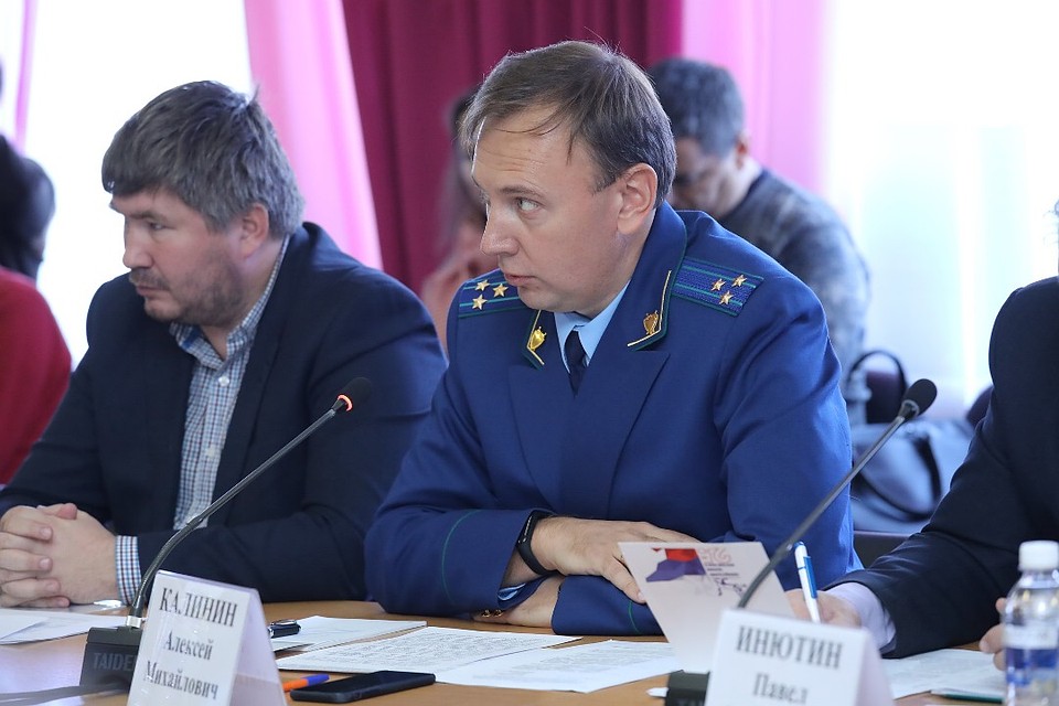 Байкальский межрайонный прокурор Алексей Калинин заметил, что проект изначально был разработан с грубыми нарушениями. ФОТО: Лариса Федорова.