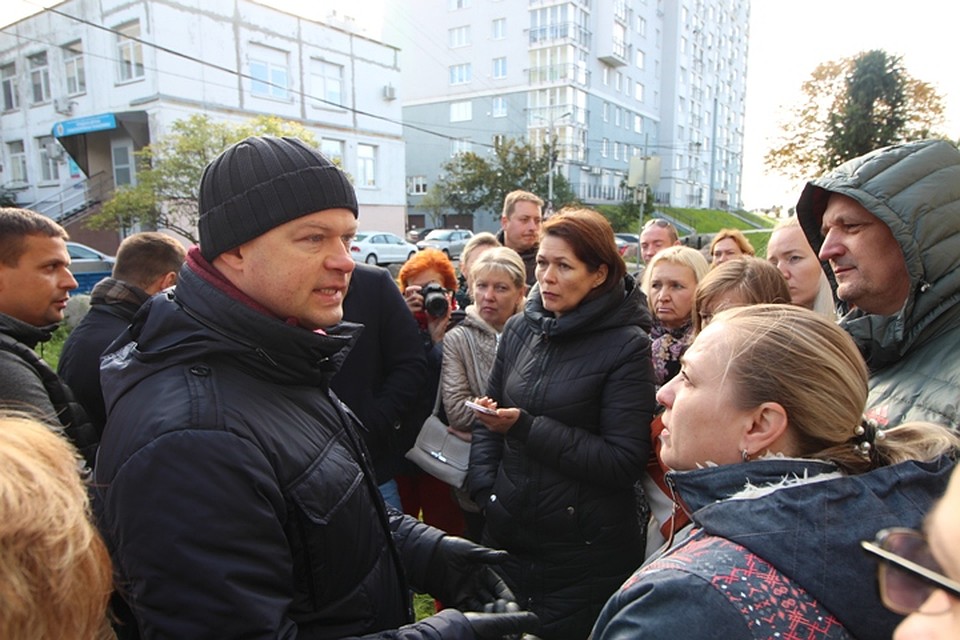 Артур Крупин заявил жильцам, что сохранить здание нет никакой возможности. Фото: Иван МАРКОВ