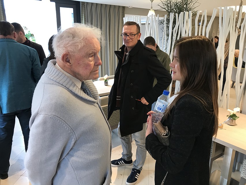 Один из постояльцев дома престарелых 96-летний Дени Бретон был рад пообщаться с гостями из Москвы. Фото: Светлана ВОЛКОВА