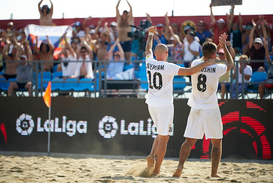 В Турции у «КС» много болельщиков – в основном российские туристы. Фото: Manuel Queimadelos / beachsoccer.com