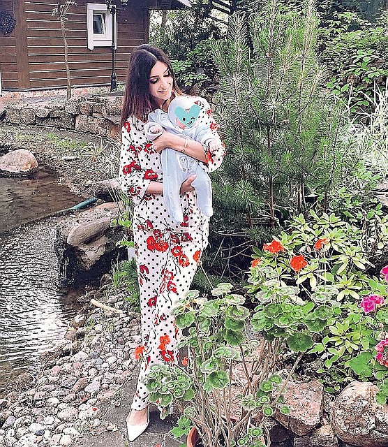 Сейчас все мысли 27-летней мамы заняты ребенком. Фото: instagram.com/rihanapetra