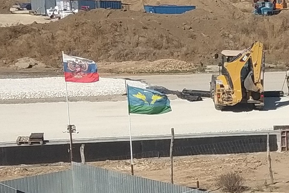 Над вагончиком, где живет охранник, всегда подняты два флага