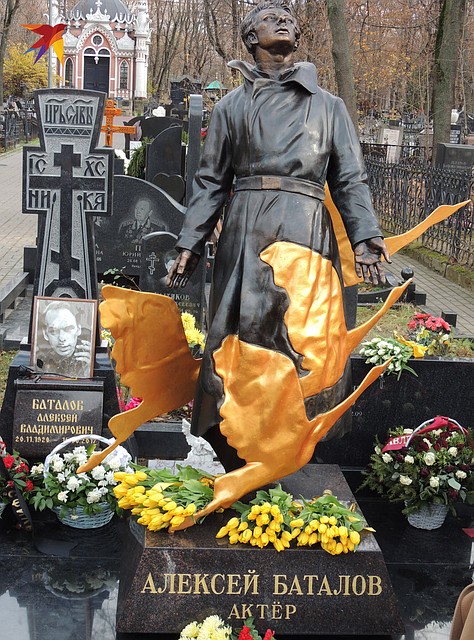Памятник Алексею Баталову по проекту скульптора Александра Ноздрина изготовила архитектурная студия «Монарх». Фото: Анастасия ПЛЕШАКОВА