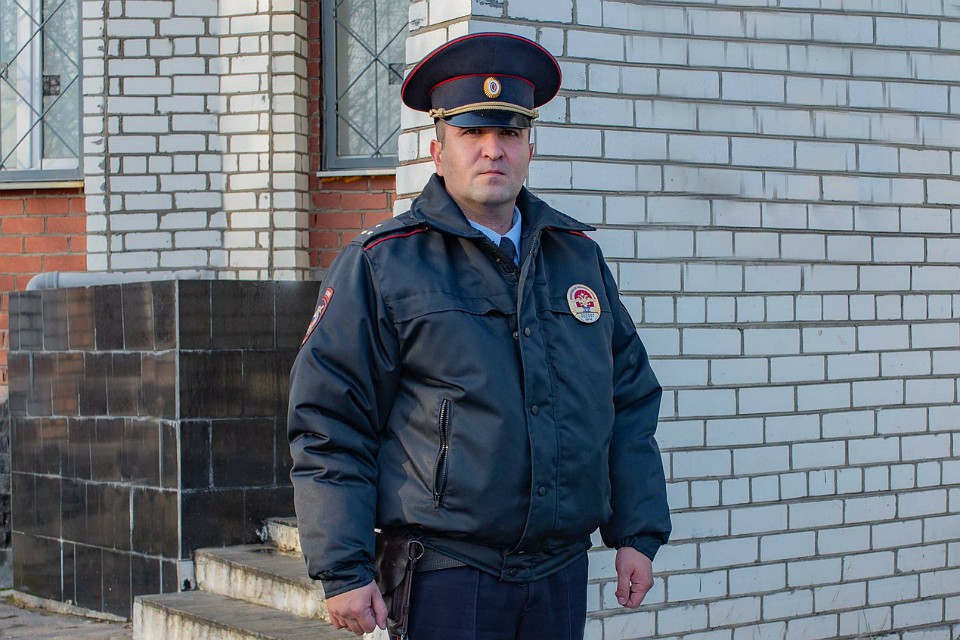 Народный участковый служит Заполярью верой и правдой уже 11 лет. Фото: УМВД России по Мурманской области.