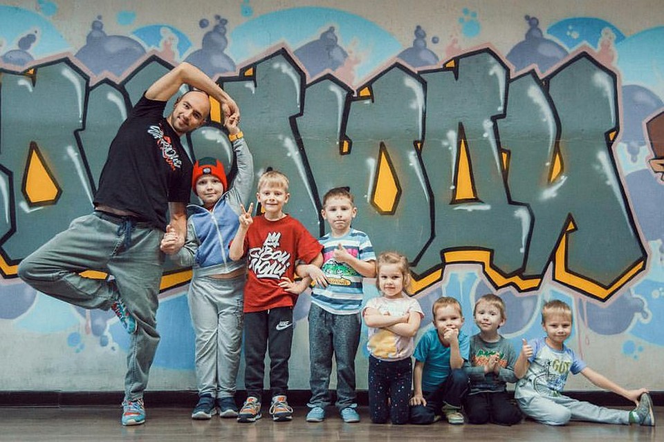 Один из основателей команды и школы Алексей Щечкин с учениками Фото: Школа танцев "Свои Люди"