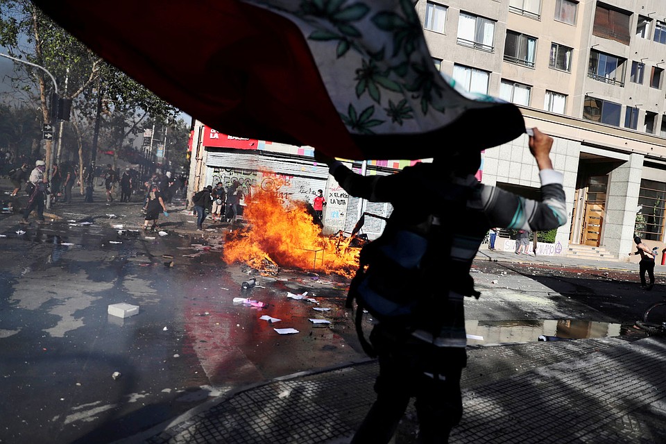 Массовые беспорядки охватили столицу Чили. Фото: REUTERS