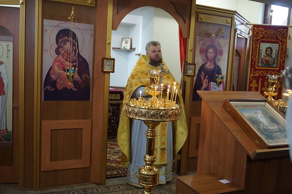 Службы идут пока в маленькой комнатенке. Фото: Юлия АНДРИЕНКО