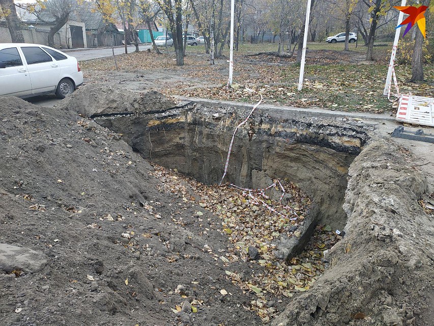 Рабочих не видно, котлованы уже засыпают мусором Фото: Александр Уриевский