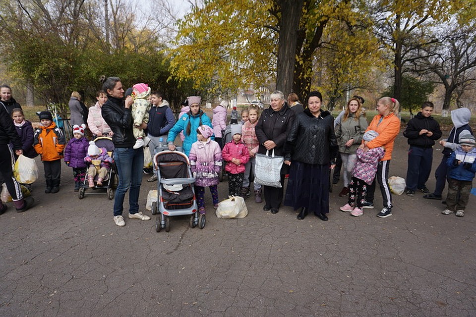 Елена Романенко с жителями поселка шахты Гагарина. Фото: Юлия АНДРИЕНКО
