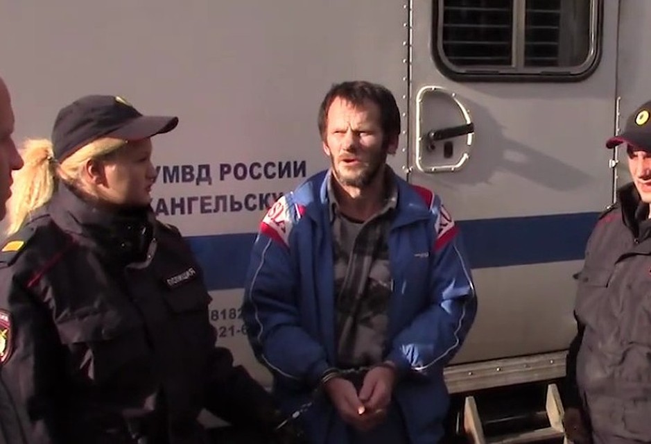 Мужчина показал, как убивал людей Фото: СКР