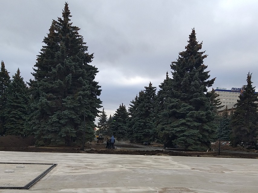 Ремонт сквера на ул. Тернопольской. Квадрат на переднем плане слева - сухой фонтан. Фото: Инна КУМЕЙКО