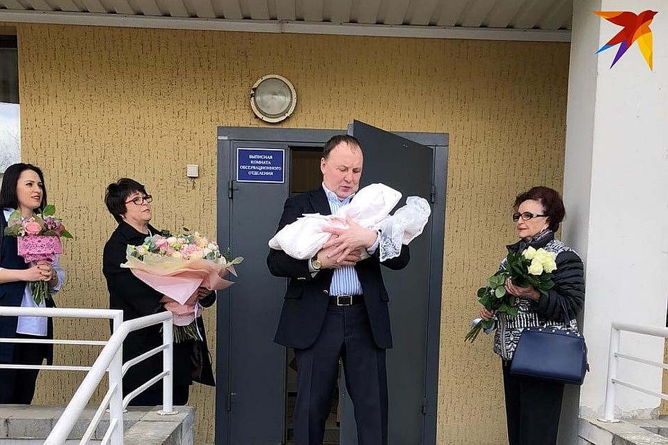 Михаил Захаров в четвертый раз стал отцом в марте 2019 года. Фото: стоп-кадр тв-трансляции "Беларусь 5".