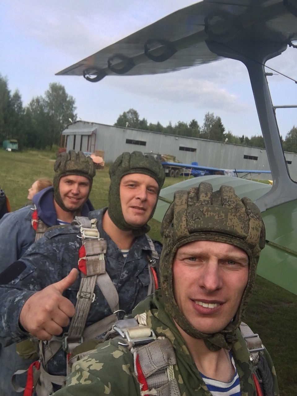 За несколько минут до прыжка с парашютом 2 августа 2019 года.