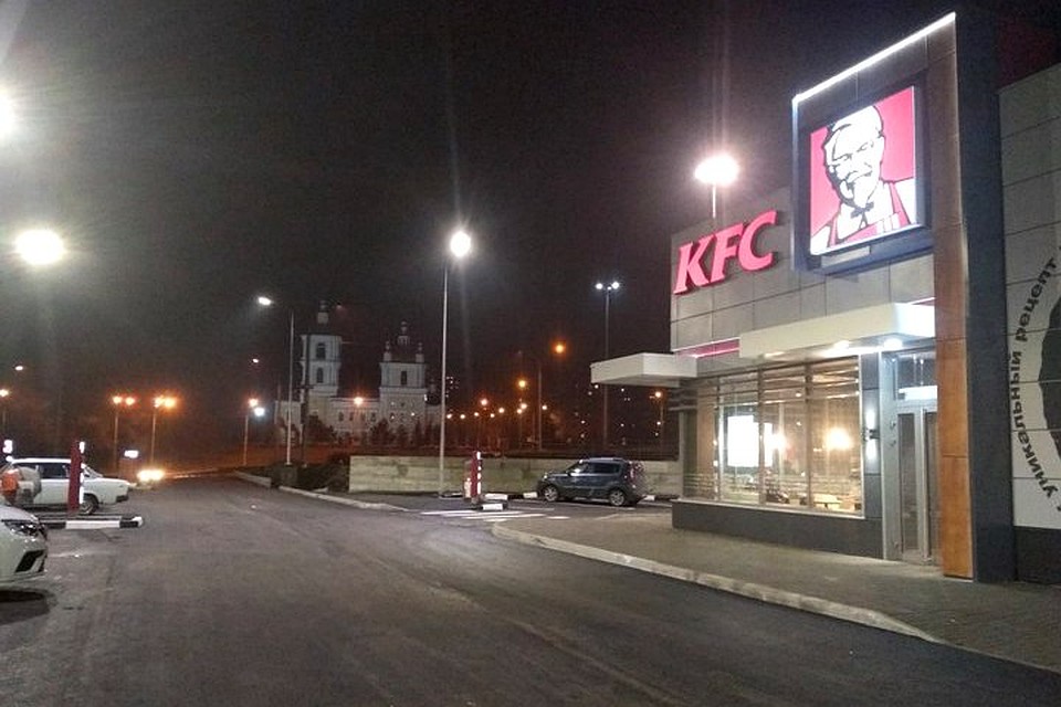 С однолй стороны окна ресторана выходят на Спасо-Преображенский собор. Фото: Галина ШЕЛГАЧЕВА