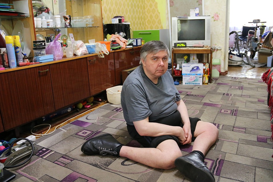 По дому мужчина вынужден передвигаться на коленях Фото: Иван КОСТОГРЫЗОВ