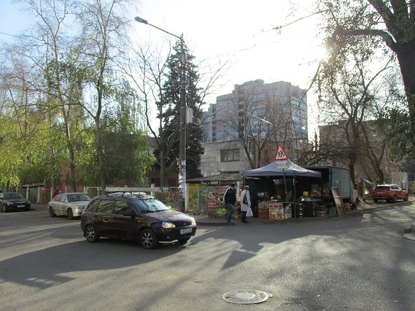 Рядом с детсадом всегда оживленное движение. Фото: Елена ФЕДЯШЕВА