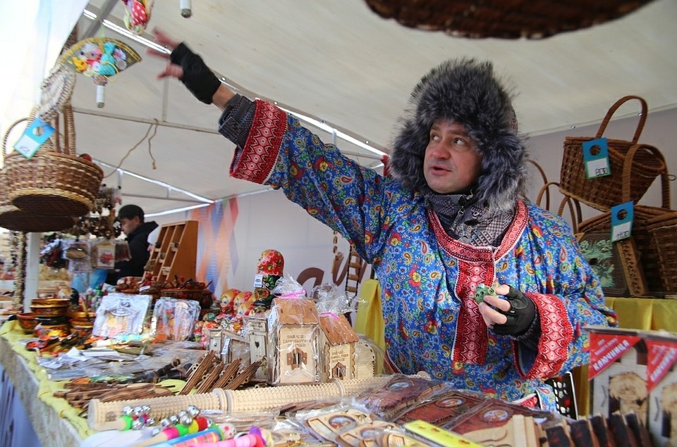Купить можно и поделки, и различную снедь Фото: Диана ИВАНОВА