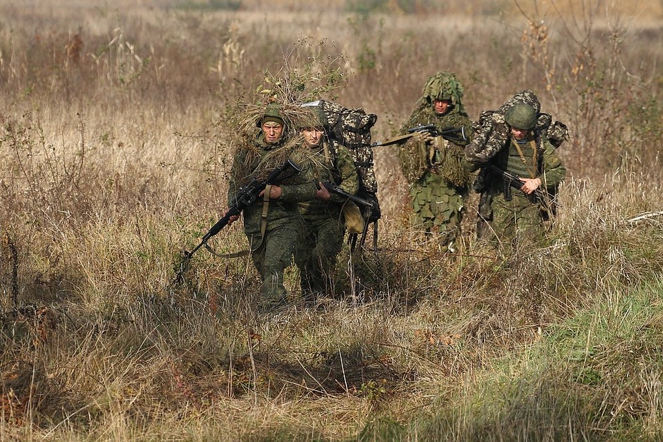 Военные идут к месту запуска беспилотника. Фото: пресс-служба ЮВО