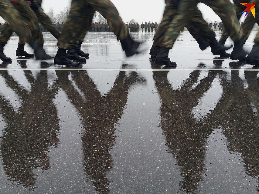 Парад на плацу в части пришлось провести под дождем. Фото: Оксана БРОВАЧ