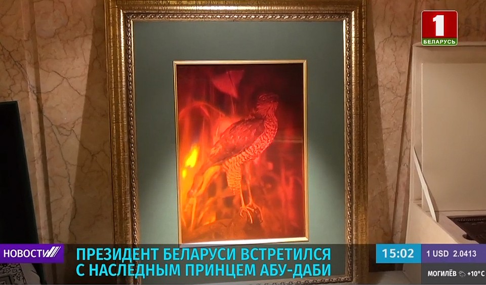 Лукашенко подарил наследному принцу голограмму «Соколы». Кадр телеканала "Беларусь 1".