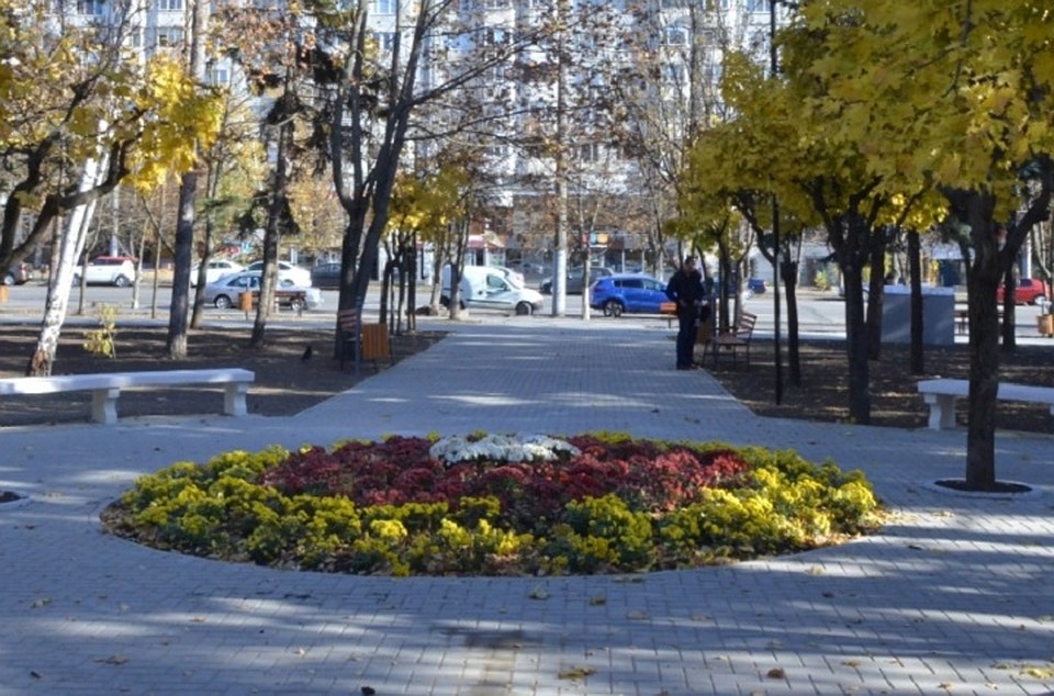 В этой зеленой зоне установлены скамейки, освещение, обустроены клумбы. Фото: noi.md
