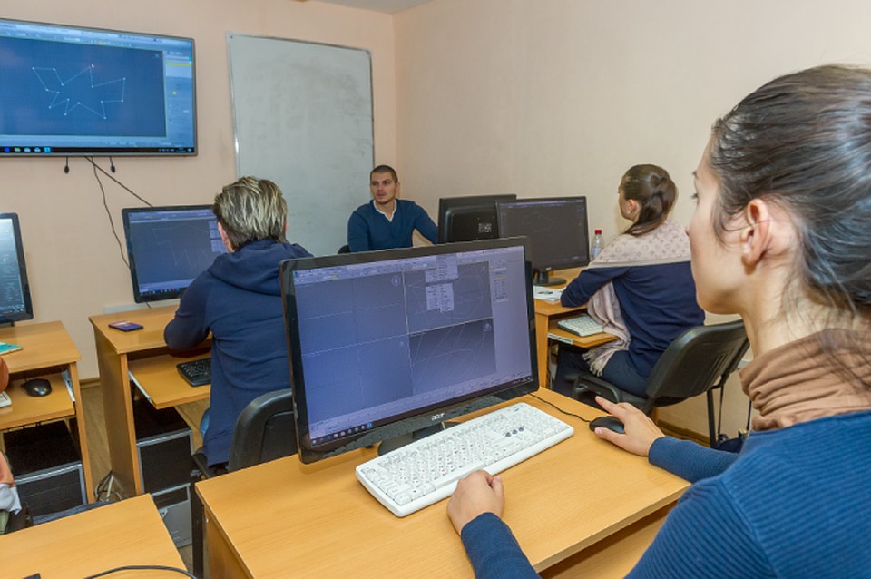 Осваивать науку проектирования лучше вместе с преподавателем. Фото: Олег ЗОЛОТО