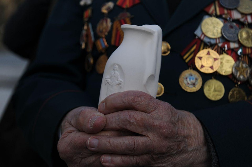 Гильза с землей с Пискаревского кладбище будет заложена в основание памятника жертвам ленинградской блокады в столице Израиля Фото: Олег ЗОЛОТО