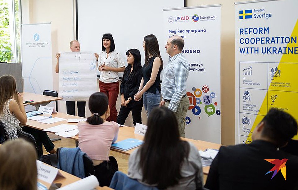 После работы в командах каждая группа должна была представить своих участников и рассказать, почему выбрали Школу, организованную Центром демократии и верховенства права