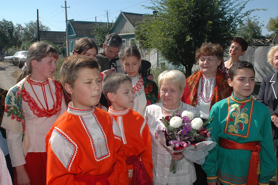 Так Пахмутову встречали в родной Бекетовке в 2004 году. Фото: Геннадий БИСЕНОВ