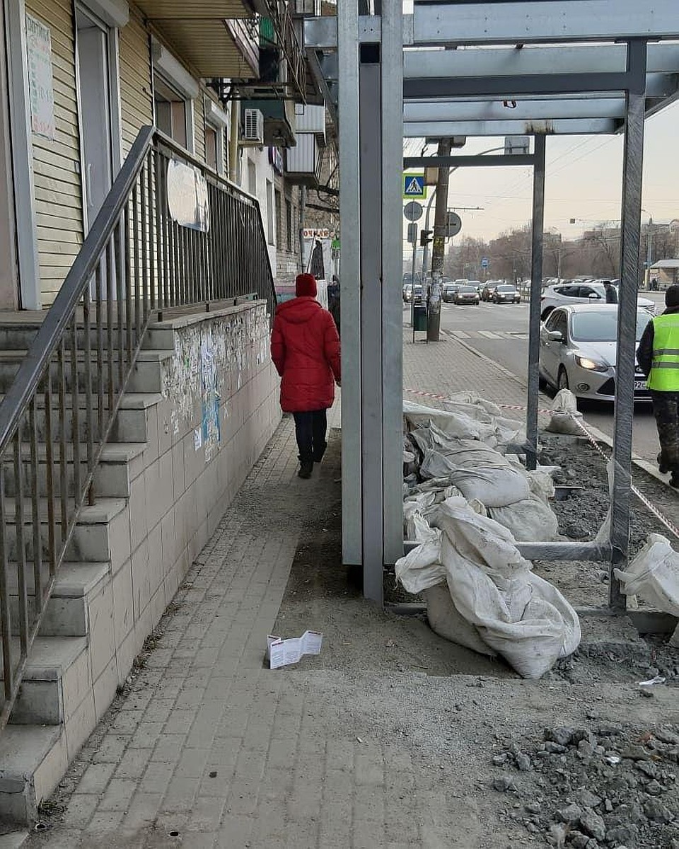 Остановка на ул. Гагарина установлена так, что пройти мимо можно только, протиснувшись в проем. Фото: СОЦСЕТИ