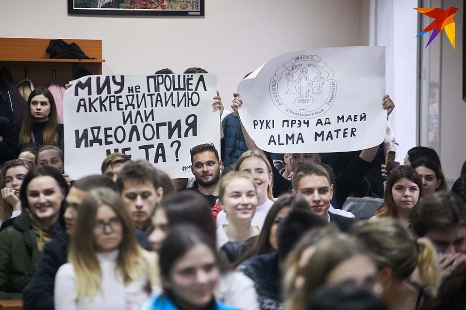 Некоторые студенты рисовали плакаты несколько часов Фото: Павел МАРТИНЧИК