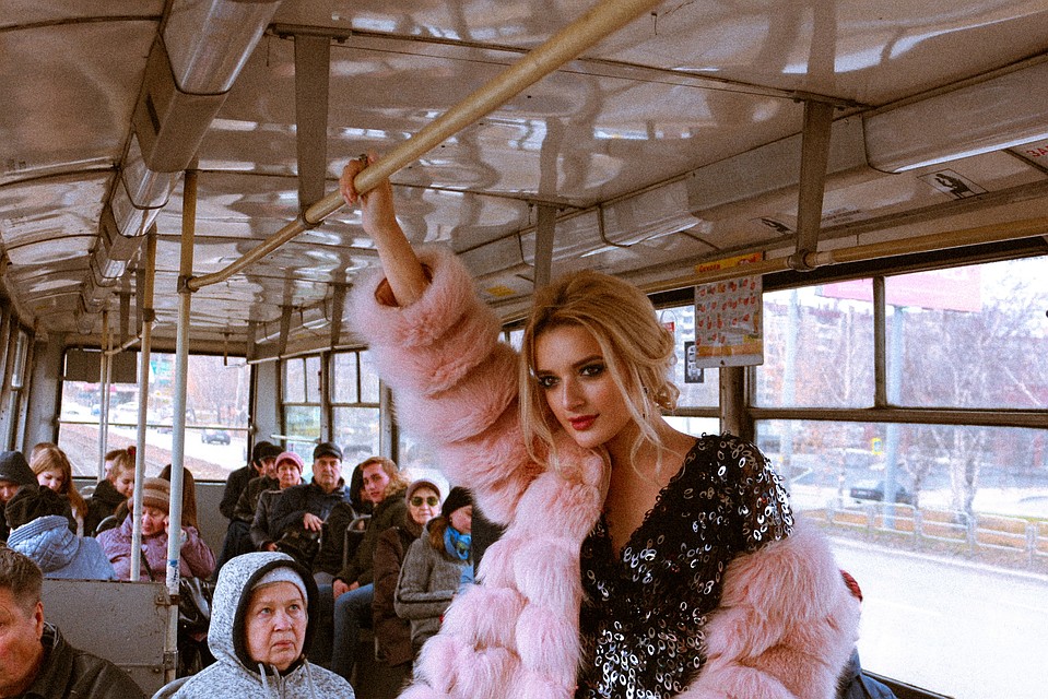 Кондуктор в трамвае «отгоняла» пассажиров. Фото: Арина Савина