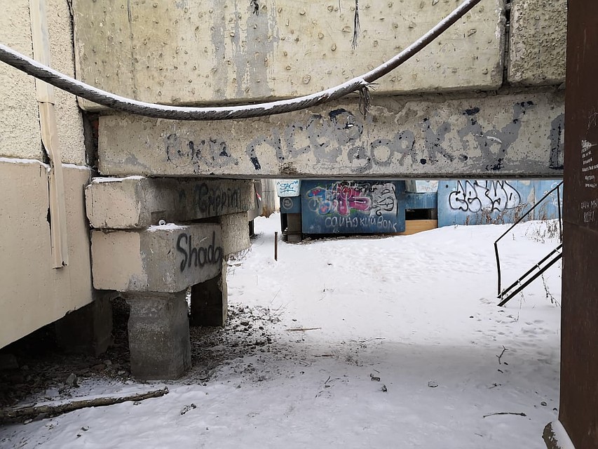 По граффити видно, что место облюбовала молодежь. Фото: Нинель ГУСЕВА
