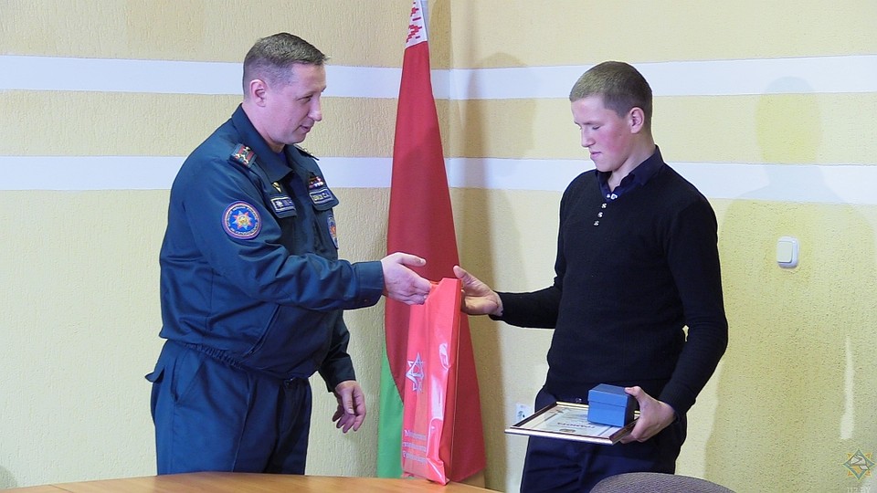 Парня пригласили в Климовичский районный отдел по ЧС и поблагодарили за мужество. Фото: МЧС