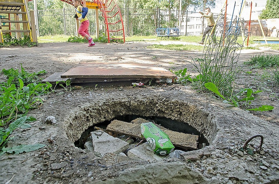 Около детских площадок в Самаре можно увидеть вот такие открытые люки