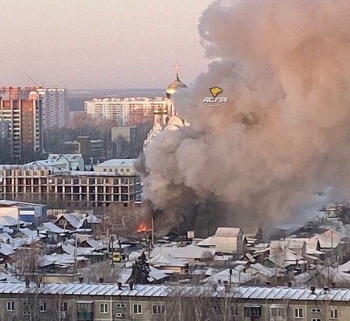 Дым было видно в других районах. Фото: Новосибирская служба эвакуации «АСТ-54»